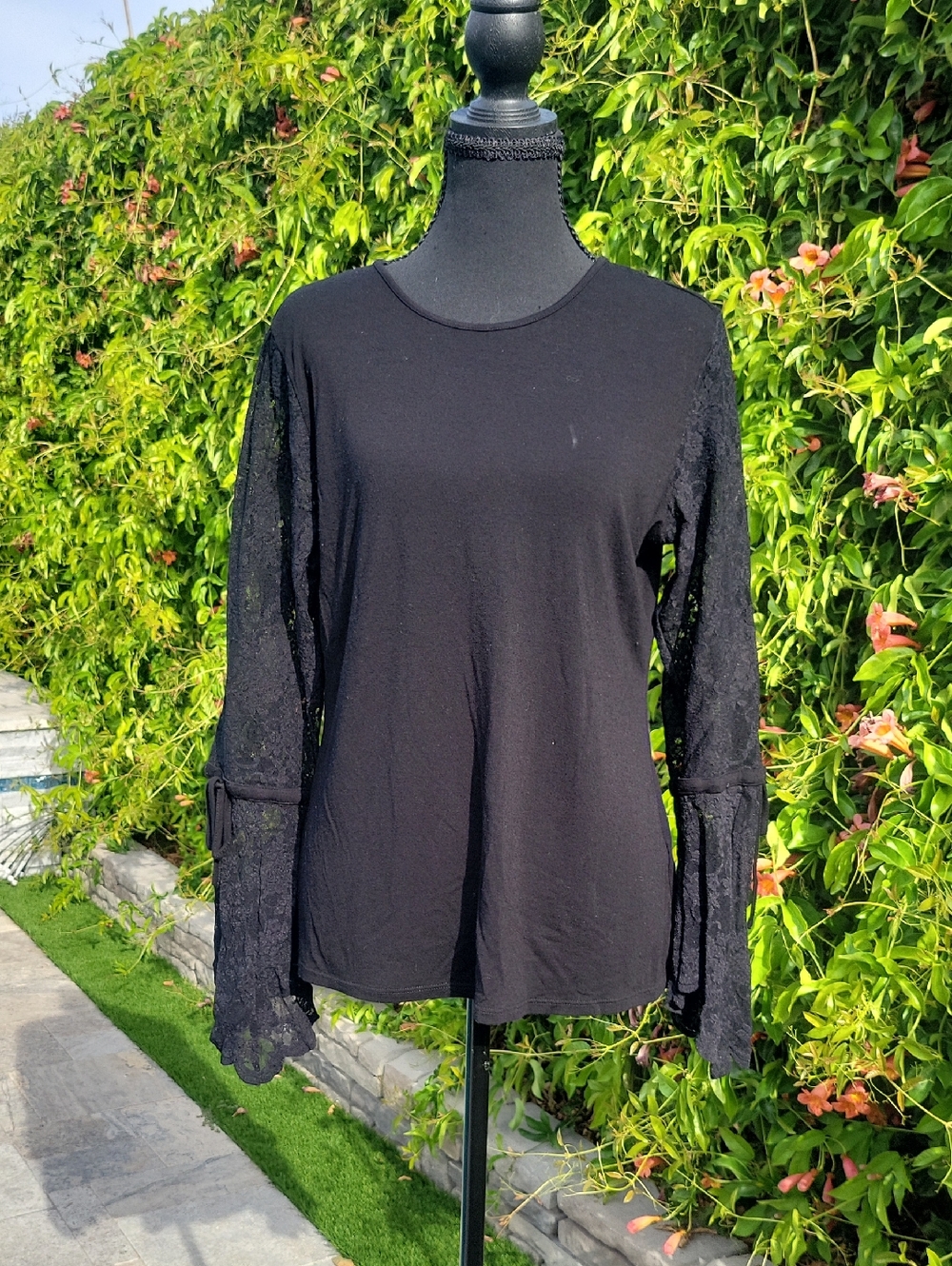 Black Flowy Lace Long Sleeve Top With Keyhole Back Sz M